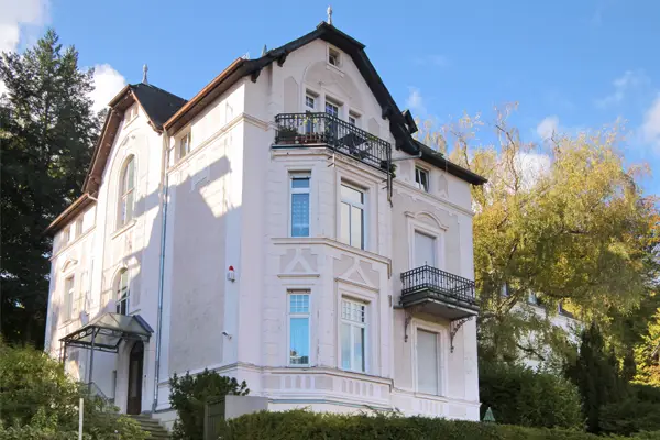 sanierter Altbau bei klarem blauem Himmel