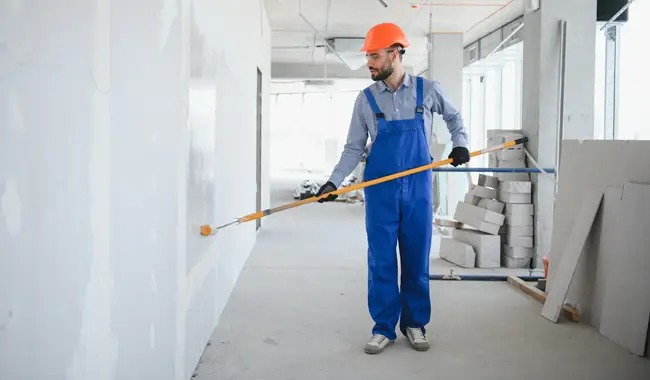 Rohbau Malerarbeiten werden von einem Maler ausgeführt